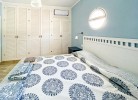 Doppelbett und Kleiderschrank