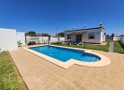 Pool und Hausansicht