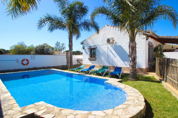 Außenansicht Haus und Pool