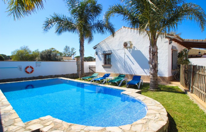 Außenansicht Haus und Pool