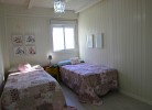 Schlafzimmer mit zwei Einzelbetten