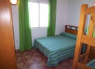 Schlafzimmer mit Doppelbett und Hochbett