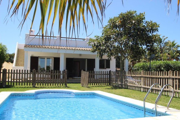 Außenansicht Haus und Pool