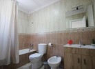 Badezimmer mit Badewanne + Dusche