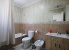 Badezimmer mit Badewanne + Dusche