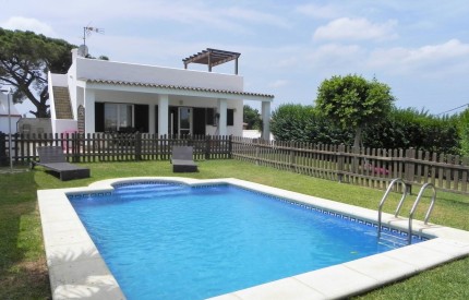 Außenansicht Pool und Ferienhaus