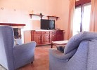 Wohnzimmer mit Sofas und Fernseher