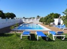 Poolbereich mit Liegen