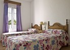 Schlafzimmer mit zwei Einzelbetten