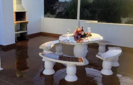 Terrasse mit Esstisch und Grill
