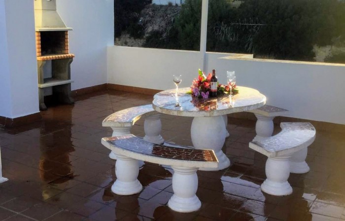 Terrasse mit Esstisch und Grill