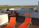 Dachterrasse mit Liegen und Meerblick