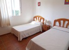 Schlafzimmer mit zwei Einzelbetten