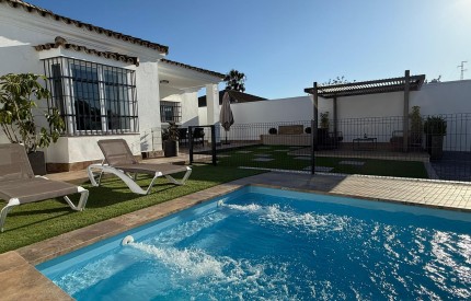 Pool + Tumbona
