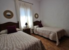 Schlafzimmer mit zwei Einzelbetten 1