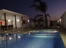 Außenbereich mit Pool bei Nacht