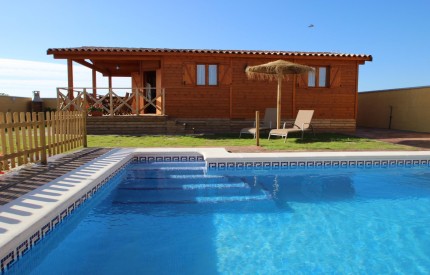 Haus und Pool Außenansicht