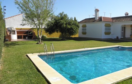 Außenansicht Pool und Haus