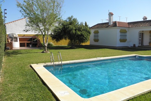Außenansicht Pool und Haus