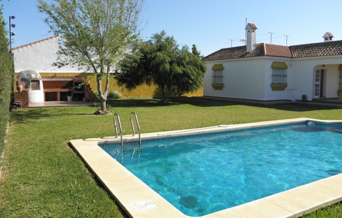 Außenansicht Pool und Haus