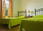 Schlafzimmer mit zwei Einzelbetten