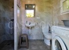 Bad mit Dusche und Waschmaschine