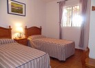 Schlafzimmer mit zwei Einzelbetten