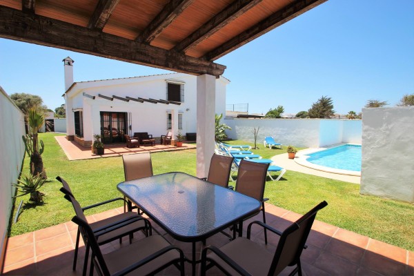 Terrasse mit Garten und Pool 