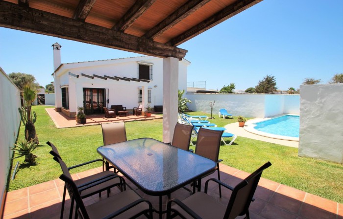 Terrasse mit Garten und Pool 