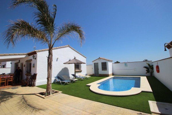 Poolbereich und Haus