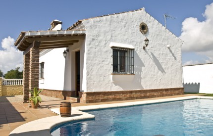 Außenansicht Haus und Pool