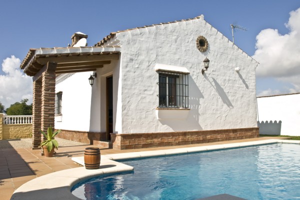 Außenansicht Haus und Pool