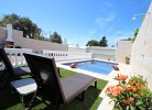 Liegen und Pool