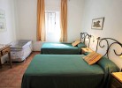 Schlafzimmer mit zwei Einzelbetten