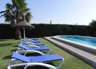 Poolbereich mit Liegen