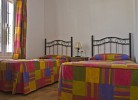 Schlafzimmer mit zwei Einzelbetten
