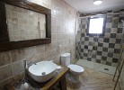 Bad mit großer Dusche im Haus