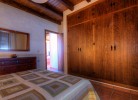 Schlafzimmer mit Doppelbett und Wandschrank