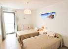 Schlafzimmer mit zwei Einzelbetten
