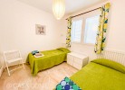 Schlafzimmer mit zwei Einzelbetten