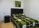 Schlafzimmer mit Doppelbett und einem Einzelbett