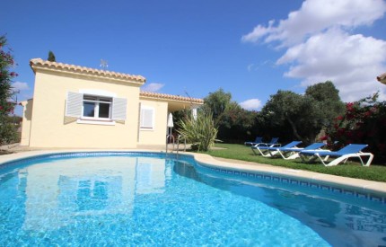 Außenansicht Pool Ferienhaus und Garten