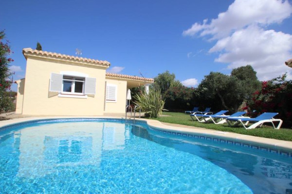 Außenansicht Pool Ferienhaus und Garten