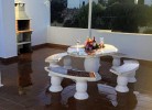 Terrasse mit Esstisch und Grill