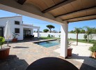 Blick auf Haus und Pool