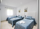 Schlafzimmer mit drei Einzelbetten