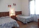 Schlafzimmer mit zwei Einzelbetten