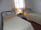 Schlafzimmer mit zwei Einzelbetten