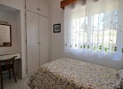 Schlafzimmer mit 2 Einzelbetten  Kleiderschrank