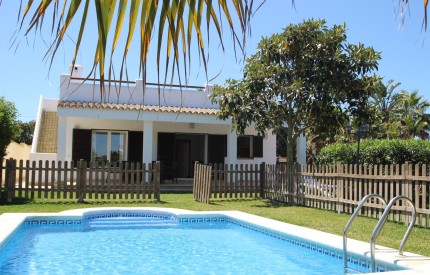 Außenansicht Haus und Pool